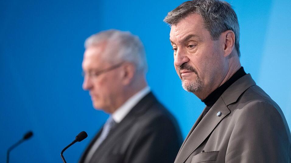 Der Bayerische Ministerpräsident Markus Söder (r, CSU) und Bayerns spricht Innenminister Joachim Herrmann (CSU) sehen die Schuld vor allem beim Bundesamt für Migration und Flüchtlinge (Bamf) und verweisen zudem auf die von ihnen schon länger kritisierte Migrationspolitik der Bundesregierung.