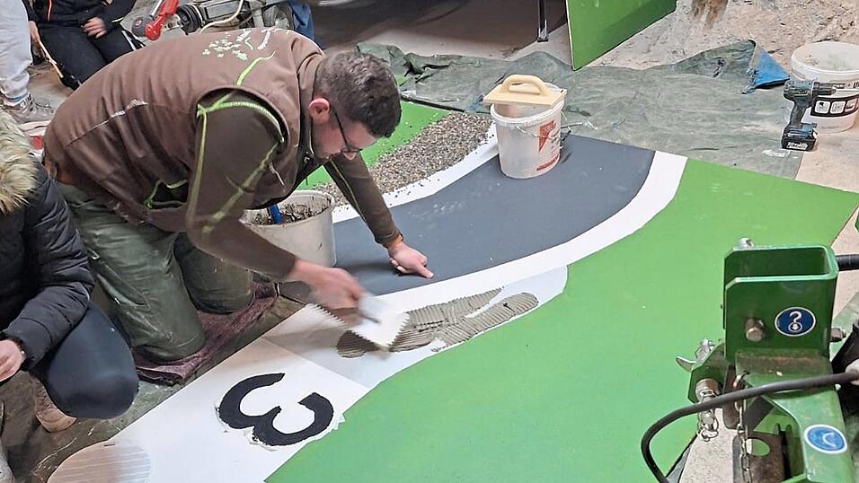 Tim Gangkofner kieste den Rand der Rennstrecke extra auf. So soll der Wagen f&uuml;r die Umz&uuml;ge realistischer aussehen.