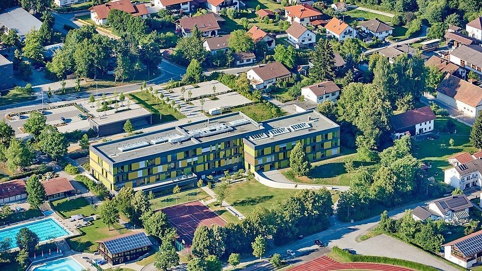 Rund 800 Schülerinnen und Schüler haben sich für den Übertritt an eine der weiterführenden Schulen im Landkreis angemeldet. Rund 800 Schülerinnen und Schüler haben sich für den Übertritt an eine der weiterführenden Schulen im Landkreis angemeldet.