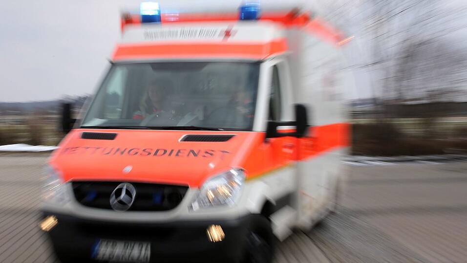 Mit Bierflaschen warf der Verdächtige auf den Rettungswagen. (Symbolbild)