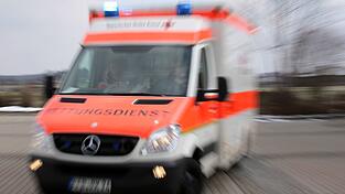 Mit Bierflaschen warf der Verdächtige auf den Rettungswagen. (Symbolbild) Mit Bierflaschen warf der Verdächtige auf den Rettungswagen. (Symbolbild)