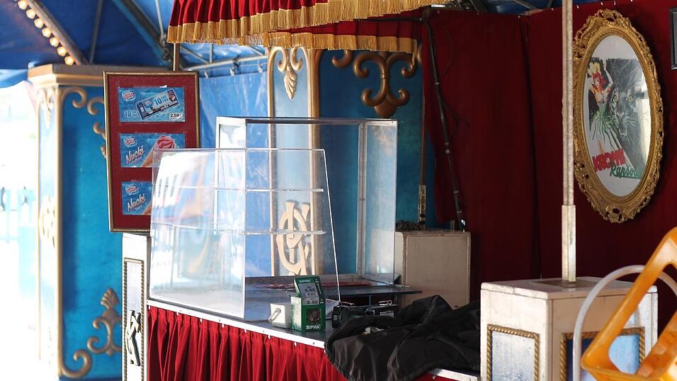 Bis zum 17. Mai gastiert der Circus Krone in Straubing. Wir haben uns angeschaut, wie es hinter den Kulissen aussieht. Bis zum 17. Mai gastiert der Circus Krone in Straubing. Wir haben uns angeschaut, wie es hinter den Kulissen aussieht.