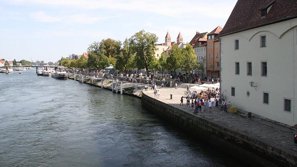 Ein junger Mann ist am Dienstagabend in Regensburg in die Donau gestürzt. Die Suche nach ihm blieb bislang leider erfolglos.