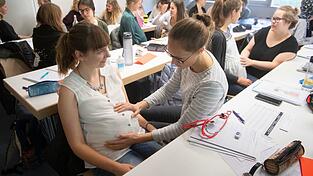 So ähnlich wie bei dieser Übung in einer Vorlesung im Ausbildungszentrum DocLab des Universitätsklinikums Tübingen könnten auch einige der Kurse im Hebammenstudiengang an der OTH Regensburg aussehen. (Symbolbild) So ähnlich wie bei dieser Übung in einer Vorlesung im Ausbildungszentrum DocLab des Universitätsklinikums Tübingen könnten auch einige der Kurse im Hebammenstudiengang an der OTH Regensburg aussehen. (Symbolbild)