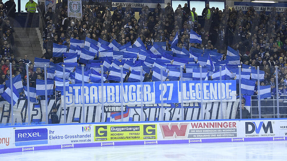 Die Straubinger Fans ehrten Schönberger mit einer eigenen Choreographie. Die Straubinger Fans ehrten Schönberger mit einer eigenen Choreographie.