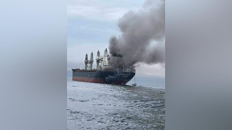 Teils gingen Schiffe in Flammen auf. Teils gingen Schiffe in Flammen auf.