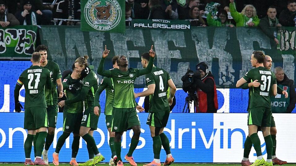 Wolfsburg holt den ersten Heimsieg nach fast elf Monaten. Wolfsburg holt den ersten Heimsieg nach fast elf Monaten.