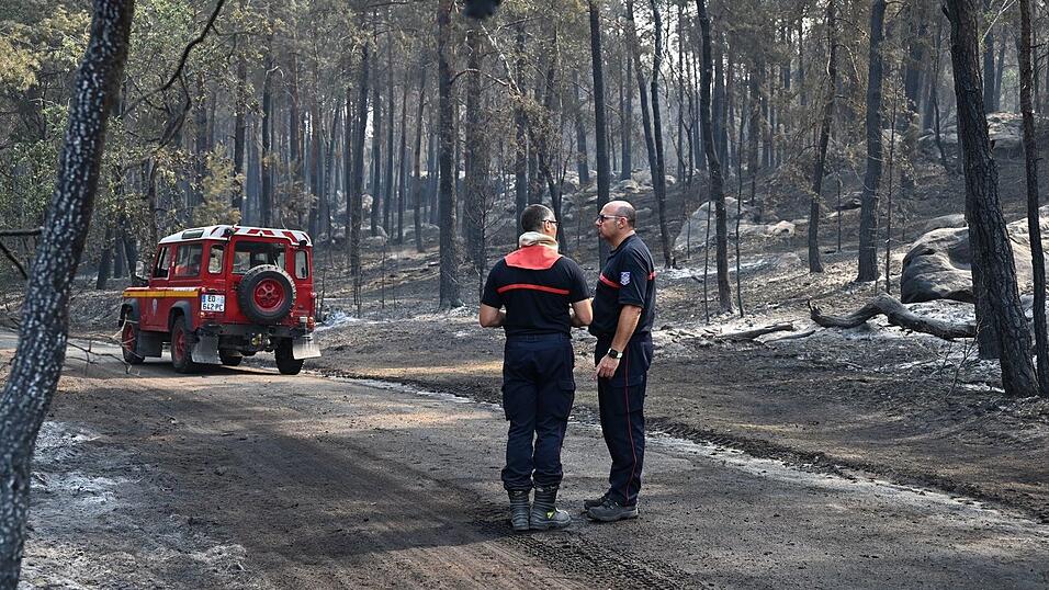 Ein freiwilliger Feuerwehrmann hat eingeräumt, im Wald von Fontainebleau Feuer gelegt zu haben. Ein freiwilliger Feuerwehrmann hat eingeräumt, im Wald von Fontainebleau Feuer gelegt zu haben.