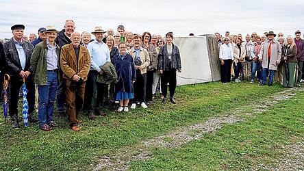Die große Gruppe der Kunstinteressierten und Künstler auf dem Kunstpfad beim „Professorenstein“ des Künstlers Marcel Manche, der das Ineinandergreifen von Technologie und Landwirtschaft herstellt. Die große Gruppe der Kunstinteressierten und Künstler auf dem Kunstpfad beim „Professorenstein“ des Künstlers Marcel Manche, der das Ineinandergreifen von Technologie und Landwirtschaft herstellt.