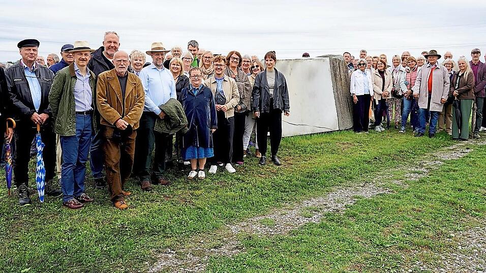 Die gro&szlig;e Gruppe der Kunstinteressierten und K&uuml;nstler auf dem Kunstpfad beim &bdquo;Professorenstein&ldquo; des K&uuml;nstlers Marcel Manche, der das Ineinandergreifen von Technologie und Landwirtschaft herstellt.