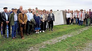 Die große Gruppe der Kunstinteressierten und Künstler auf dem Kunstpfad beim „Professorenstein“ des Künstlers Marcel Manche, der das Ineinandergreifen von Technologie und Landwirtschaft herstellt. Die große Gruppe der Kunstinteressierten und Künstler auf dem Kunstpfad beim „Professorenstein“ des Künstlers Marcel Manche, der das Ineinandergreifen von Technologie und Landwirtschaft herstellt.