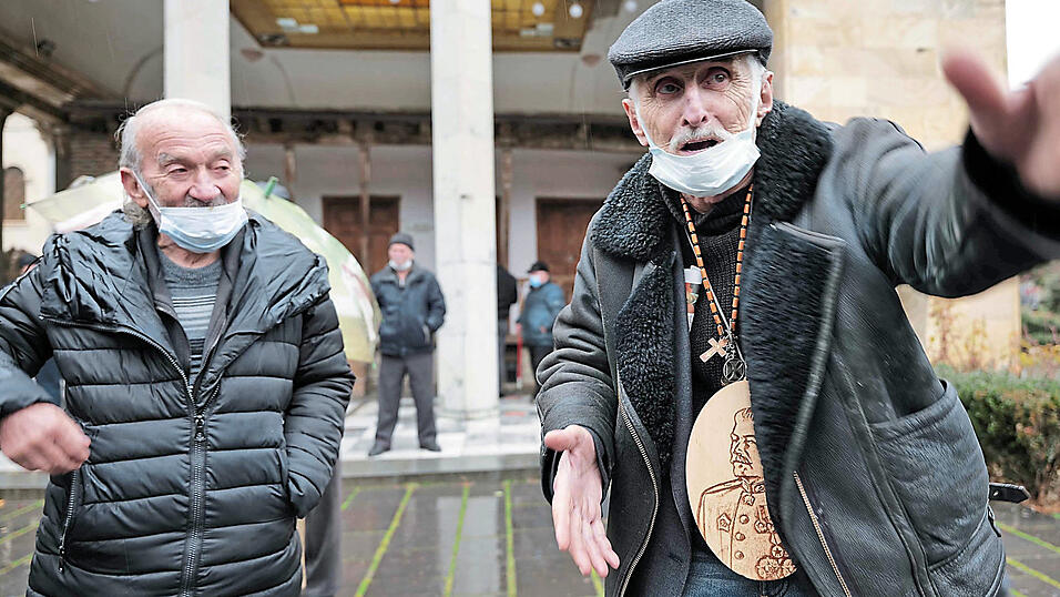 In Treue fest zu Stalin: Wenn man Jambuli (r.) nach dem 'Warum' fragt, gibt es erstmal eine Beschimpfung f&uuml;r die 'dumme Frage'.