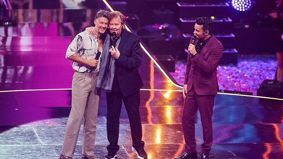 Gastgeber Giovanni Zarrella (rechts) und Entertainer Howard Carpendale und sein Sohn Wayne (links) standen gemeinsam auf der Bühne. (Archivbild) Gastgeber Giovanni Zarrella (rechts) und Entertainer Howard Carpendale und sein Sohn Wayne (links) standen gemeinsam auf der Bühne. (Archivbild)