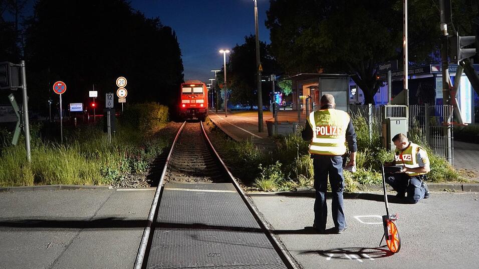 Nach dem Unfall vermessen Polizisten die Ungl&uuml;cksstelle.