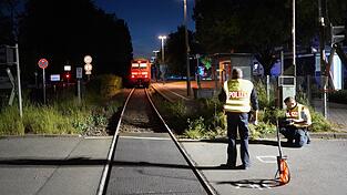 Nach dem Unfall vermessen Polizisten die Ungl&uuml;cksstelle.