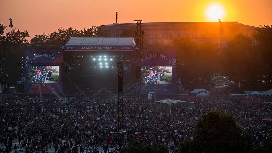 Die Sonne geht bei Rock im Park &uuml;ber der Mandora Stage und der Kongresshalle unter.