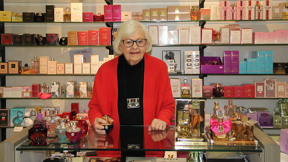 Versace, Ferragamo, Lanc&ocirc;me - in Sachen Parf&uuml;merie kennt sich Marianne Kretschmer aus. Die 88-J&auml;hrige ist seit 1958 Inhaberin der Stadt-Drogerie in Bad K&ouml;tzting. Doch zum Jahresende wird sie ihr Fachgesch&auml;ft an der Herrenstra&szlig;e schlie&szlig;en.