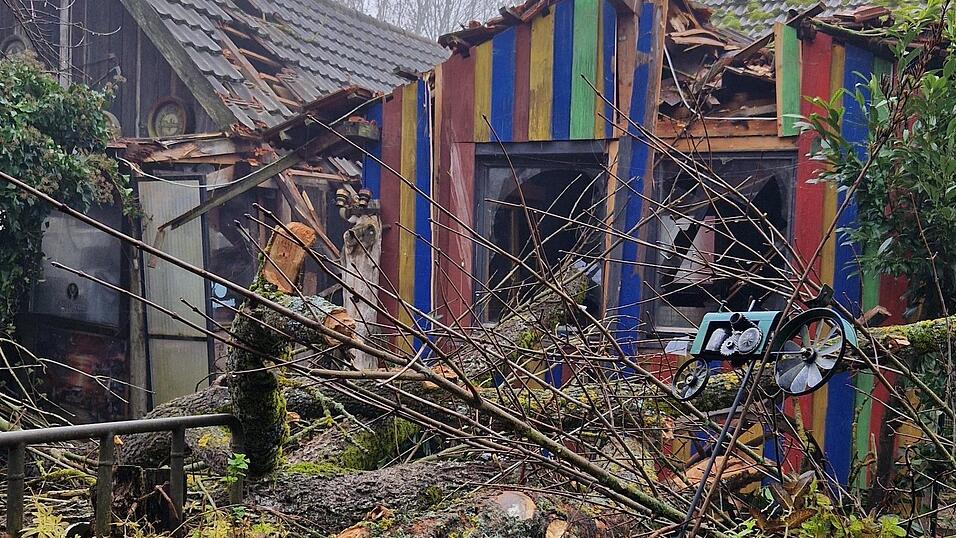 Totalschaden: Der begehbare Hasenstall muss abgerissen werden.