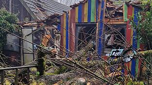 Totalschaden: Der begehbare Hasenstall muss abgerissen werden. Totalschaden: Der begehbare Hasenstall muss abgerissen werden.