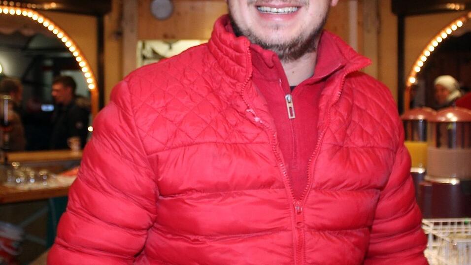 Auch am Samstag, 15. Dezember, strömten wieder etliche Besucher aus Landshut und Umgebung zur Weihnachtspyramide am Alten Viehmarkt. Auch am Samstag, 15. Dezember, strömten wieder etliche Besucher aus Landshut und Umgebung zur Weihnachtspyramide am Alten Viehmarkt.