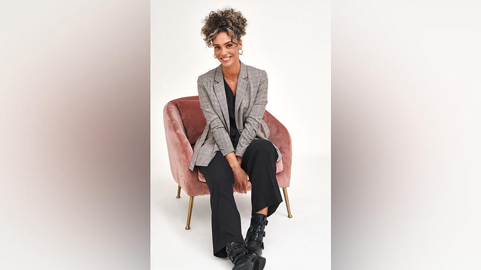 Jemimah Booysen vertritt Nordrhein-Westfalen. Die 25-Jährige arbeitet als Model und steht gerne vor der Kamera. 'Für mich ist hinter dem Mikrofon und vor der Kamera der Ort, an dem ich selbst entscheide, wie oder wer ich sein kann', sagt sie. Jemimah Booysen vertritt Nordrhein-Westfalen. Die 25-Jährige arbeitet als Model und steht gerne vor der Kamera. 'Für mich ist hinter dem Mikrofon und vor der Kamera der Ort, an dem ich selbst entscheide, wie oder wer ich sein kann', sagt sie.
