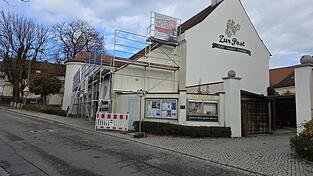 Auf das Dach des Hotels „Zur Post“ soll eine Photovoltaikanlage kommen, die Vorbereitungen laufen bereits. 
