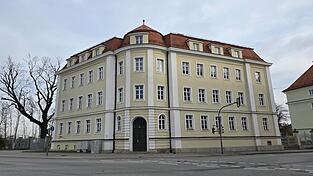 Das ab 1887 erbaute Hauptzollamt an der Seligenthaler Straße steht seit dem Auszug des Zolls vor sechs Jahren weitgehend leer.