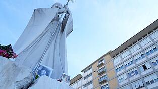 Papst Leo XIV. liegt im zehnten Stock des Gemelli-Krankenhauses. Davor befindet sich eine Statue seines Vorgängers Johannes Paul II.. Papst Leo XIV. liegt im zehnten Stock des Gemelli-Krankenhauses. Davor befindet sich eine Statue seines Vorgängers Johannes Paul II..