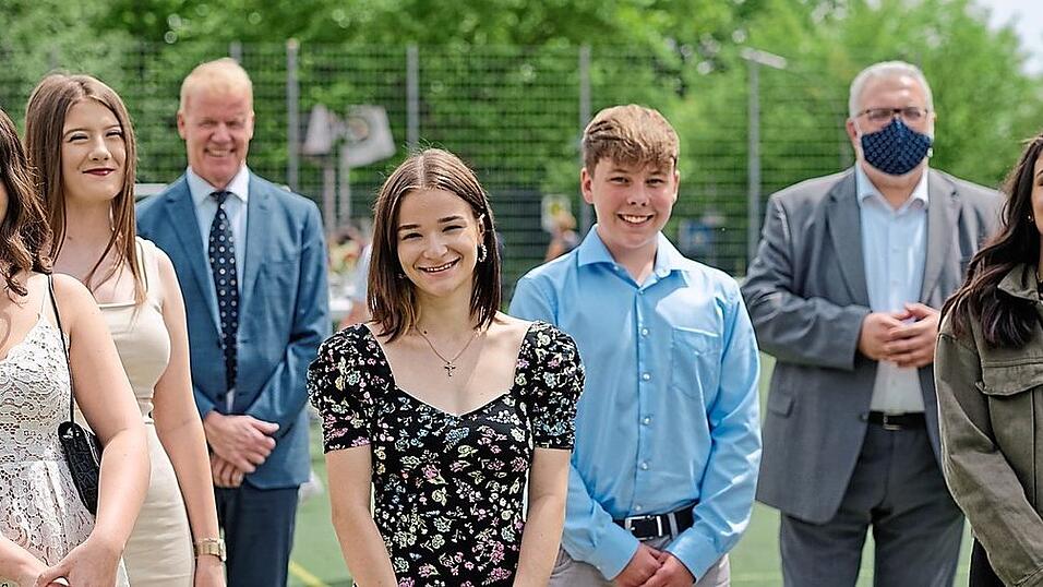 Ehrung der Jahrgangsbesten (v. l.): Lea Waser, Nejra Kulaglic, Schulleiter OStD Gerd Preu&szlig;, Joana Coman, Luca Werlik, Erich Irlstorfer MdB, Melisa &Ouml;zege und Josef Wiesbeck.