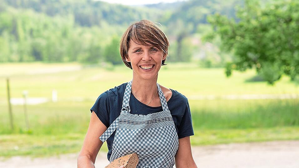 Claudias große Leidenschaft ist das Kochen. Mit ihrem Kochbuch, das eine Sammlung von Familienrezepten enthält, hat sie sich für den Staatsehrenpreis beworben - mit Erfolg. Claudias große Leidenschaft ist das Kochen. Mit ihrem Kochbuch, das eine Sammlung von Familienrezepten enthält, hat sie sich für den Staatsehrenpreis beworben - mit Erfolg.