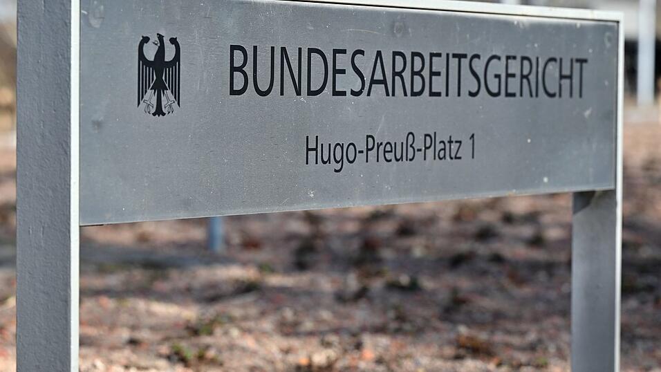 'Bundesarbeitsgericht' steht auf dem Schild am Eingang zum höchsten deutschen Arbeitsgericht in Erfurt. 'Bundesarbeitsgericht' steht auf dem Schild am Eingang zum höchsten deutschen Arbeitsgericht in Erfurt.