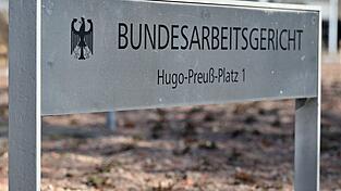 'Bundesarbeitsgericht' steht auf dem Schild am Eingang zum höchsten deutschen Arbeitsgericht in Erfurt.