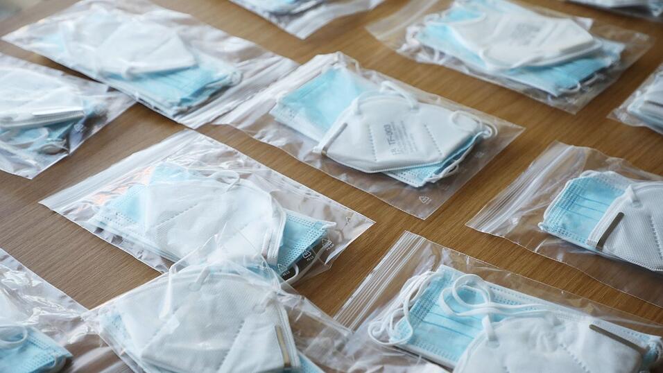 Die Firma aus der Oberpfalz soll einen Vertrag &uuml;ber die Lieferung von zehn Millionen OP-Masken nach Bayern abgeschlossen haben. (Symbolbild)