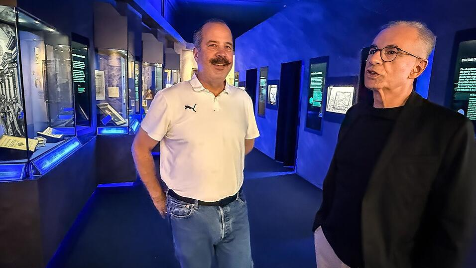 Museumsdirektor Thad Peterson (l.) und Großmeister Stefan Kunnert führen durch die Ausstellung. Museumsdirektor Thad Peterson (l.) und Großmeister Stefan Kunnert führen durch die Ausstellung.