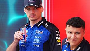 Max Verstappen (l) und Isack Hadjar fahren auch 2027 zusammen. (Archivbild) Max Verstappen (l) und Isack Hadjar fahren auch 2027 zusammen. (Archivbild)