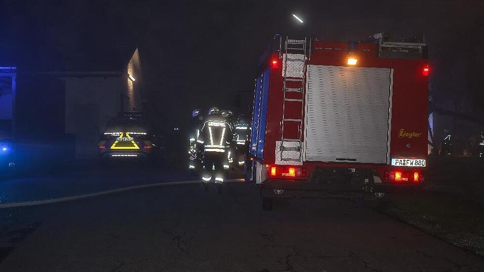In der Nacht auf Mittwoch brannte eine Kerzenfabrik in Rotthalmünster (Kreis Passau). Der Schaden wird aktuell auf rund 250.000 Euro geschätzt.