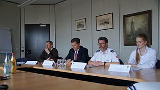 Diakon Reiner Fleischmann (2. v. r.) mit Deggendorfs ehemaligem Landrat Christian Bernreiter (2. v. l.). Fleischmann sagt, Bernreiter habe die Notwendigkeit zur psychosozialen Notfallversorgung stark unterstützt, als die noch keine große Rolle spielte. Diakon Reiner Fleischmann (2. v. r.) mit Deggendorfs ehemaligem Landrat Christian Bernreiter (2. v. l.). Fleischmann sagt, Bernreiter habe die Notwendigkeit zur psychosozialen Notfallversorgung stark unterstützt, als die noch keine große Rolle spielte.