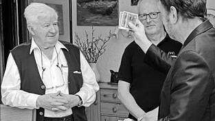 Zu Günter Becks (l.) 80. Geburtstag (im Bild) zeigten Kollegen ihre besten Tricks.