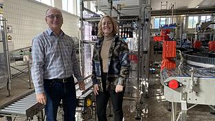 Prokurist und Vertriebsleiter Rainer Wagner und Braumeisterin Miriam Engleder kümmern sich um die Umbauarbeiten in der Abfüllanlage.