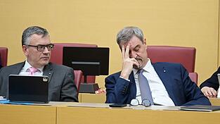 Ministerpräsident Markus Söder (CSU, rechts) musste sich viel Kritik anhören. Ministerpräsident Markus Söder (CSU, rechts) musste sich viel Kritik anhören.