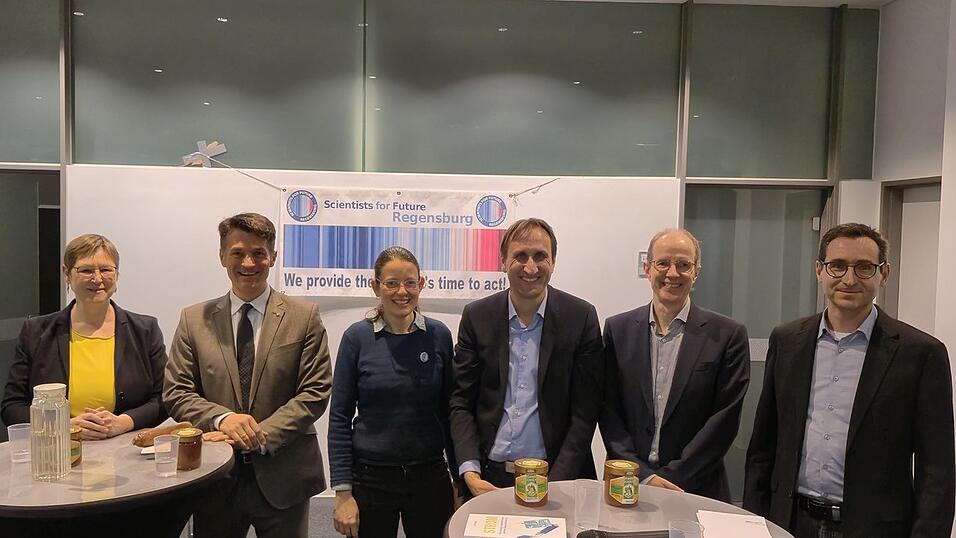 Bei einer Podiumsdiskussion tauschten sich Christine R&uuml;th (von links), Georg Stephan Barfu&szlig;, Sophia Sch&auml;fer, Michael Sterner, Klaus Richter und Norwin von Malm miteinander aus.