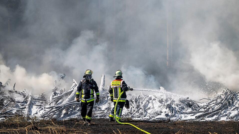 Ein Böschungsbrand hat einen Feuerwehreinsatz ausgelöst. Ein Böschungsbrand hat einen Feuerwehreinsatz ausgelöst.
