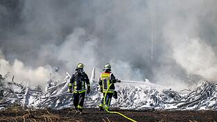 Ein Böschungsbrand hat einen Feuerwehreinsatz ausgelöst. Ein Böschungsbrand hat einen Feuerwehreinsatz ausgelöst.