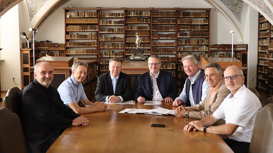 Schon mal probesitzen in der beeindruckenden Bibliothek (v.l.): Norbert Sterl, Direktor des Staatlichen Bauamts Passau, Prof. Dr. Volker Sieber, Rektor des TUM-Campus Straubing, MdL Robert Brannekämper, MdL Josef Zellmeier, Bezirksrat Franz Schreyer, Gerald Escherich, Leiter der Hochbauabteilung des Staatlichen Bauamts, und Dr. Norbert Fröhlich, Geschäftsführer des TUM-Campus Straubing. Schon mal probesitzen in der beeindruckenden Bibliothek (v.l.): Norbert Sterl, Direktor des Staatlichen Bauamts Passau, Prof. Dr. Volker Sieber, Rektor des TUM-Campus Straubing, MdL Robert Brannekämper, MdL Josef Zellmeier, Bezirksrat Franz Schreyer, Gerald Escherich, Leiter der Hochbauabteilung des Staatlichen Bauamts, und Dr. Norbert Fröhlich, Geschäftsführer des TUM-Campus Straubing.