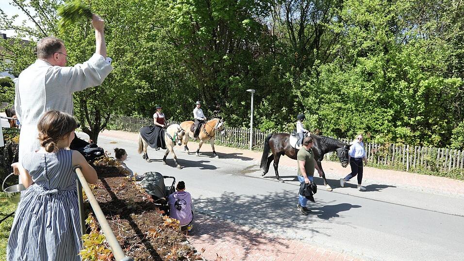Wortgottesdienstleiter Konrad Simon segnte Ross und Reiter