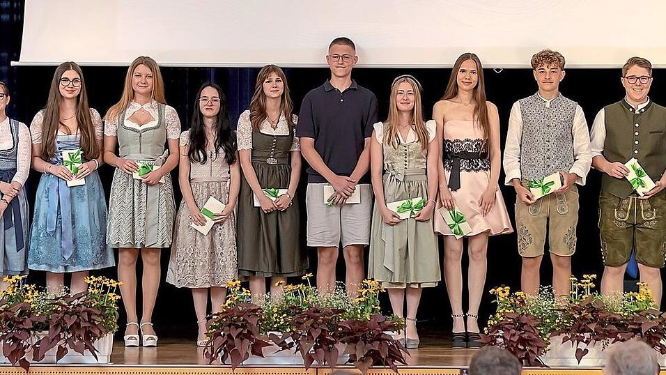 Apollonia Fichtner, Silia Sch&auml;ffler, Veronika Velykotska, Madeleine Wildgruber, Isabel Schulz, Mats Walther, Carina Holzmann, Diana Setzensack, Matthias Holzmaier und Jakob Fuchs (v.l.) haben alle eine Eins vor dem Komma.