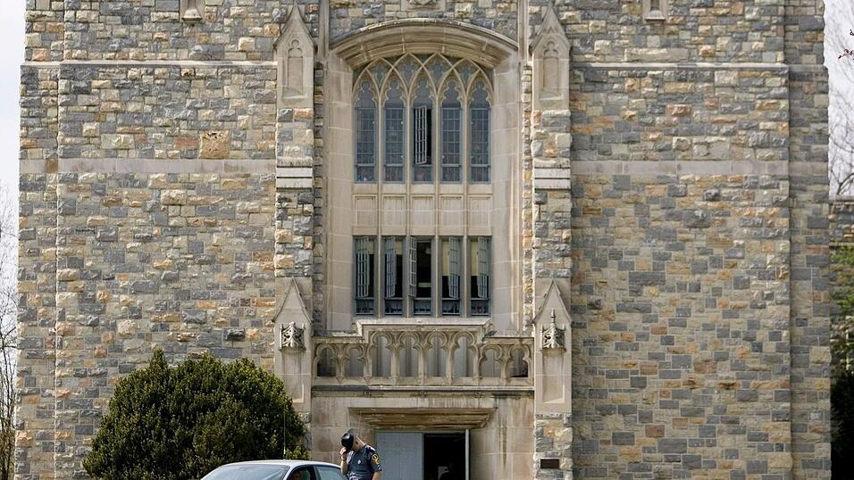 Bei Schüssen an einer Universität im US-Bundesstaat Virginia sind mehrere Menschen verletzt worden. Bei Schüssen an einer Universität im US-Bundesstaat Virginia sind mehrere Menschen verletzt worden.