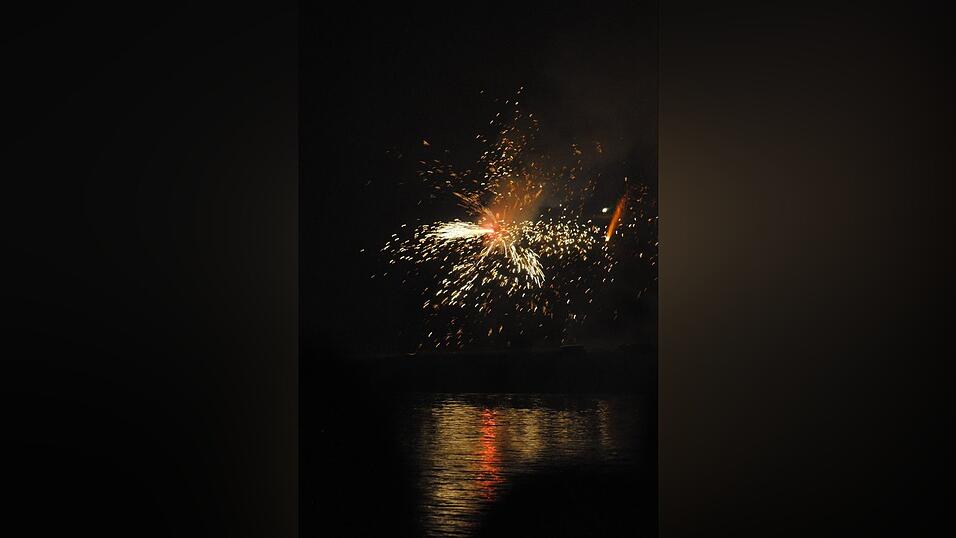 Mit einem bunten Feuerwerk wird die Lampionfahrt 2022 gefeiert.