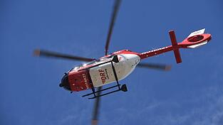 Ein Rettungshubschrauber fliegt am Himmel. Ein Rettungshubschrauber fliegt am Himmel.