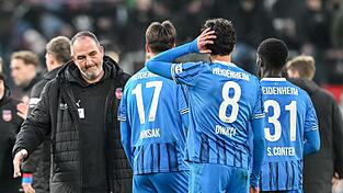 Frank Schmidt (l) muss seine Spieler wieder aufbauen.